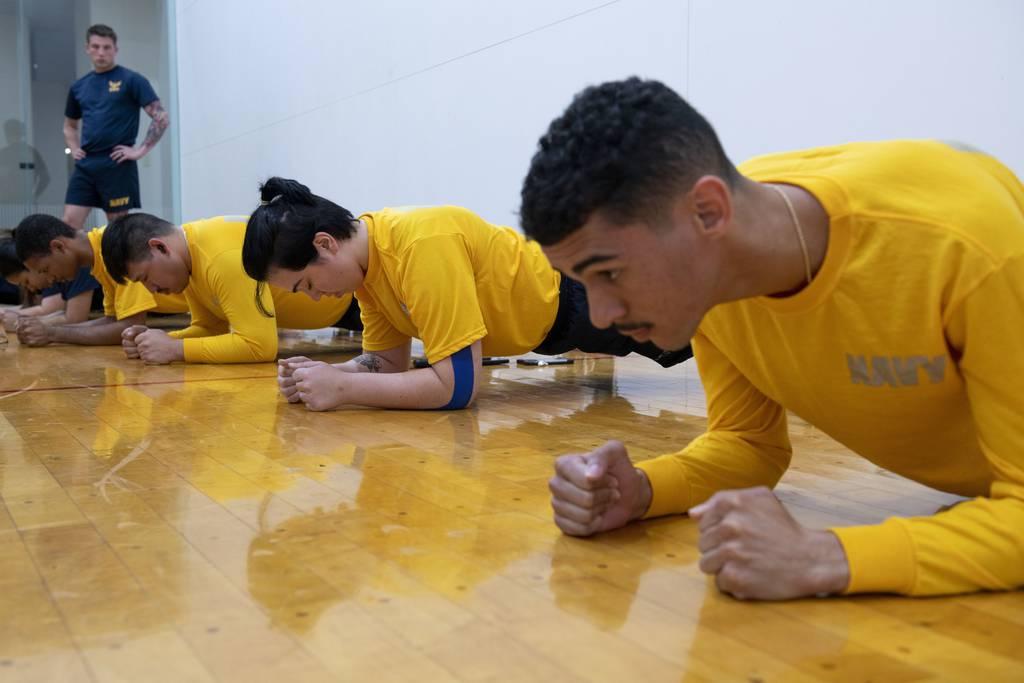 Sailors assigned to USS Blue Ridge perform planks during a physical readiness test (PRT) held at Commander, Fleet Activities Yokosuka Purdy Fitness Center, Oct. 13, 2021. (MCSN Trinity Benjamin/Navy) Navy creates separate PRT plank standards for men, women